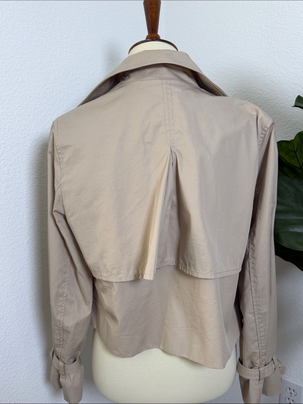 Aritzia Babaton Lightweight Cropped Trench Coat - Picture 12 of 16